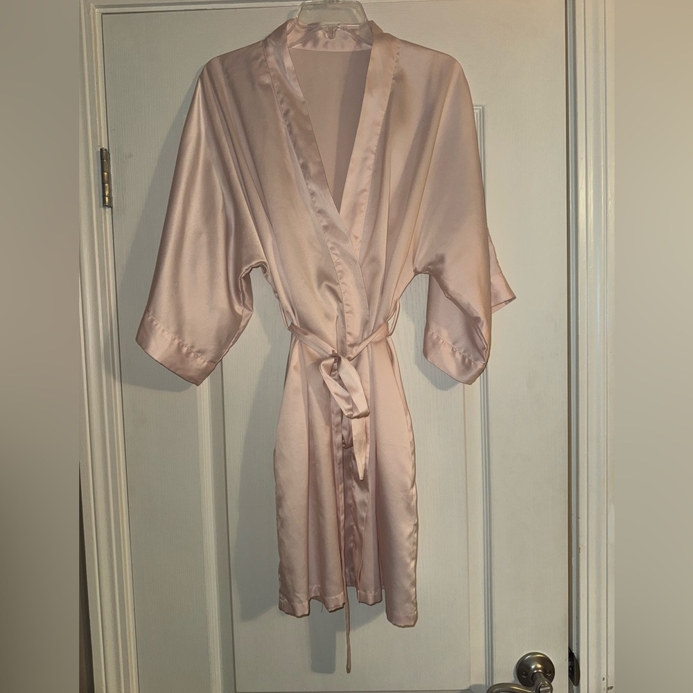 ❤️2 for 10❤️ Silky pink robe w/ tie waist Worn once as bridesmaid on wedding day